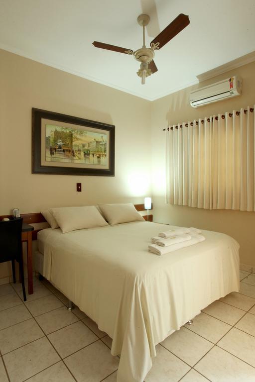 Candeias Hotel Batatais Rum bild